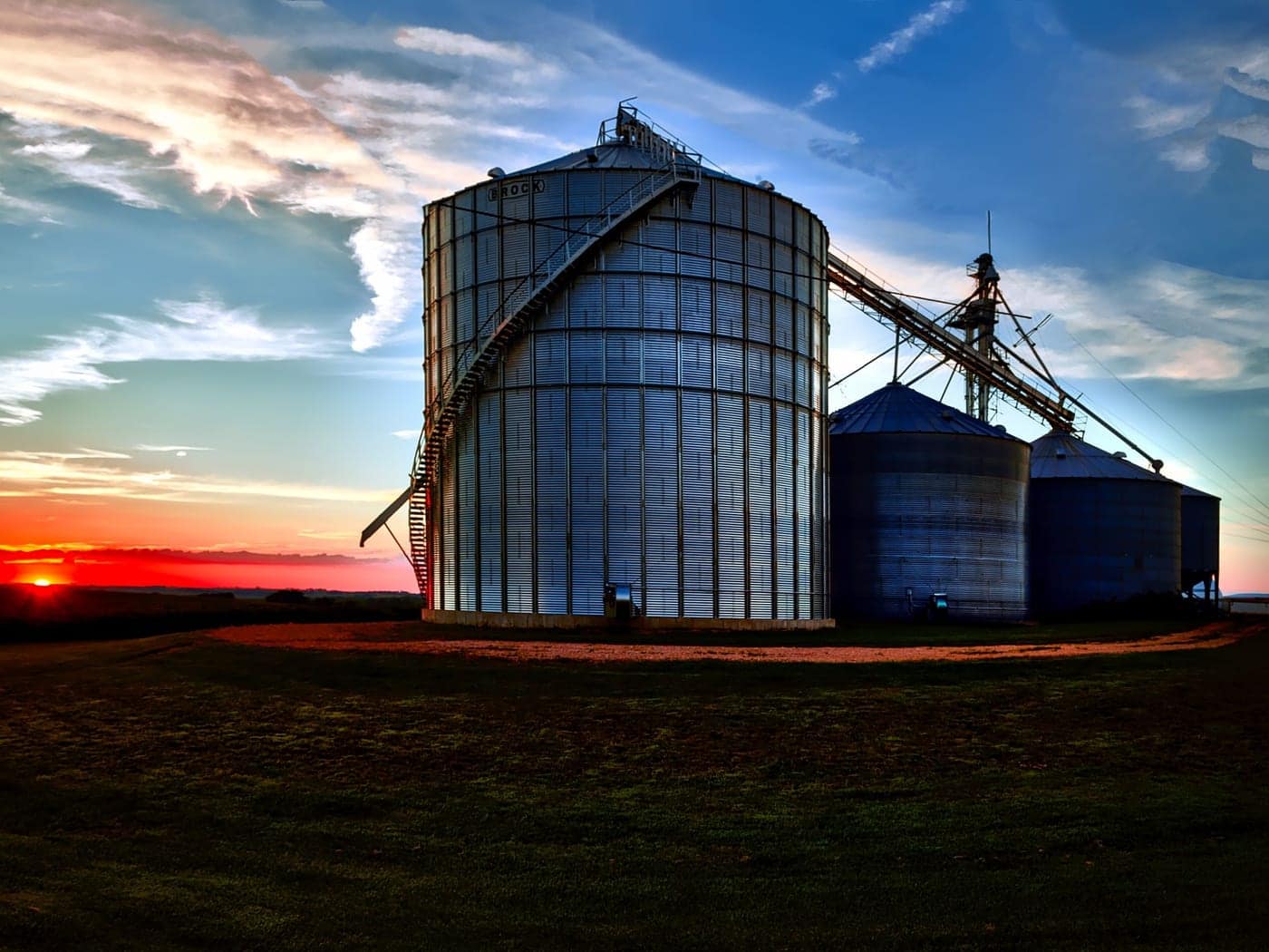 Silos de armazenagem ao pôr do sol
